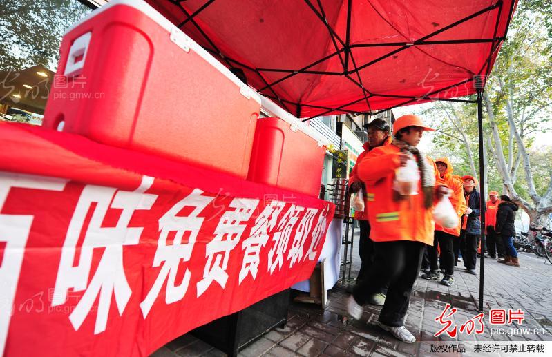 河南洛阳:城市<em>美容师</em>吃上<em>免费</em>爱心早餐_黄