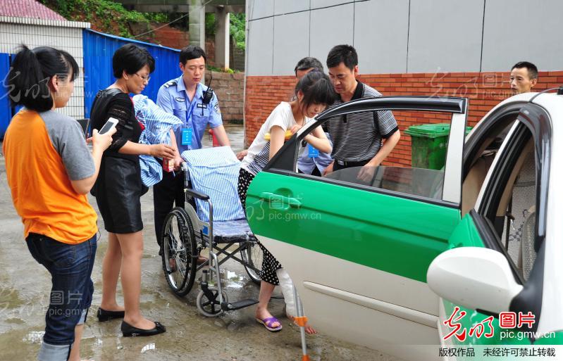 车祸女孩坚强面对高考 _第三届百姓故事摄影