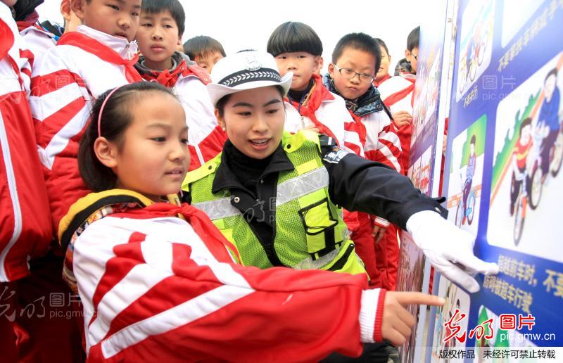 江苏东海:安全交通教育进学校_新闻