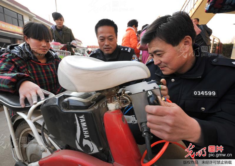 枣庄民警登门为电动车免费上户口_新闻