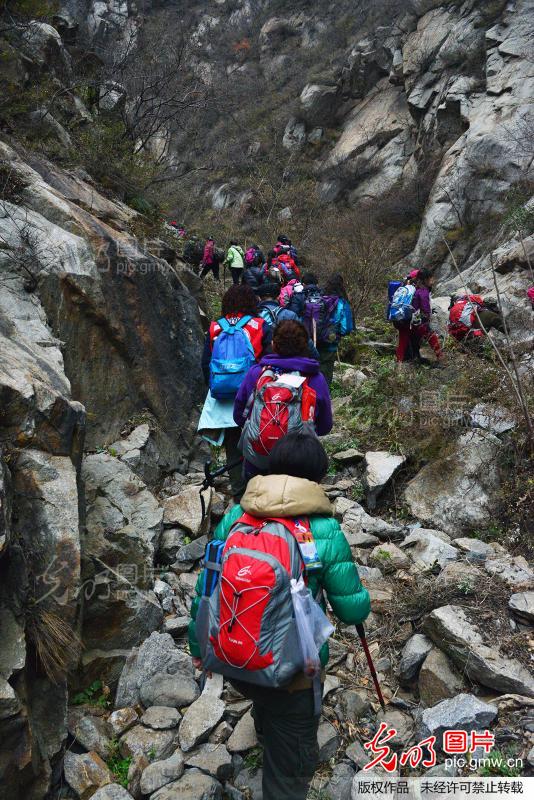 西安驴友周日休闲爬山秦岭涝峪大山岔_李春城