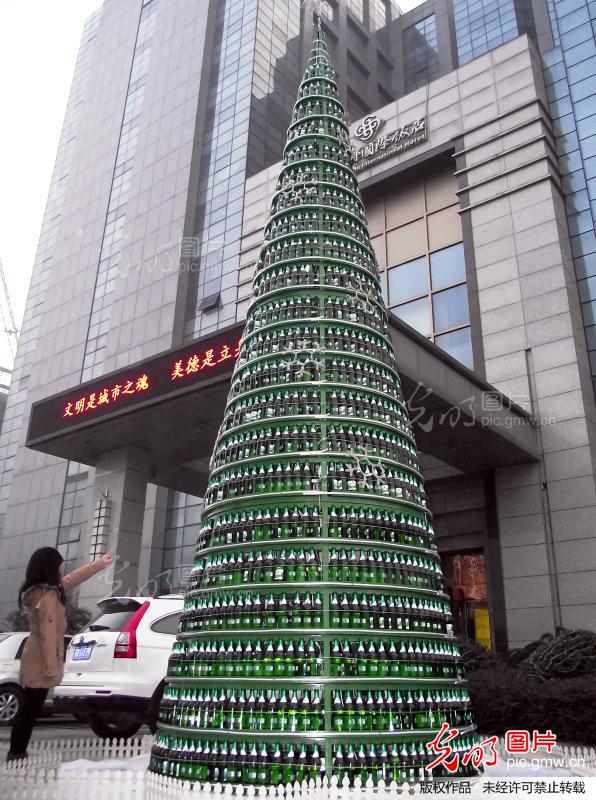 江苏常州：新奇&ldquo;啤酒圣诞树&rdquo;亮相街头