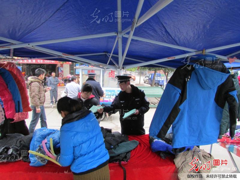 赣州处龙南所民警开展冬季三保宣传_新闻