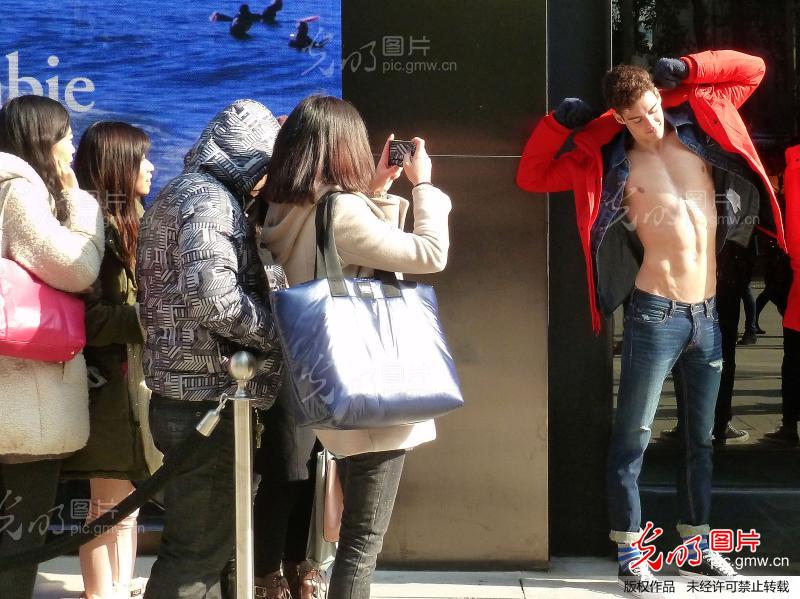 南京:花样美男当街大秀腹肌<em>人鱼线</em> 为时尚服饰