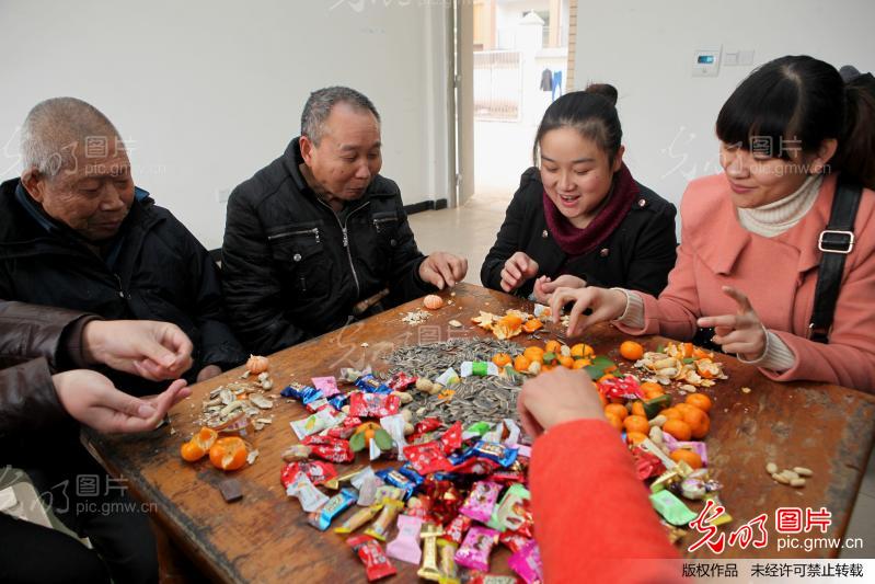四川内江:大学生村官敬老院里送温暖_新闻