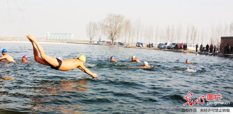 冬至日 百名冬泳爱好者齐聚浑源畅游神溪水_新闻