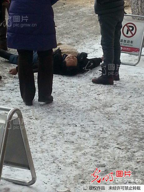 四平一醉汉倒雪地大睡 众人现场看护_新闻