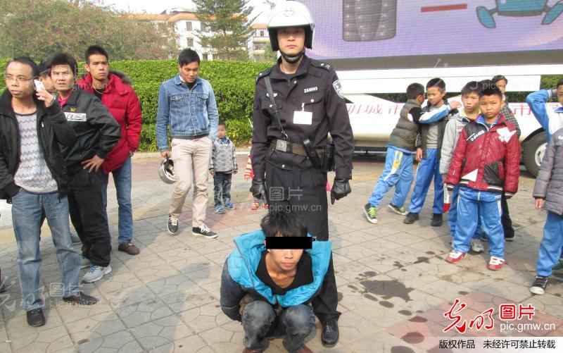 广东省河源:男子以试戴为名抢走万元金饰 逃跑