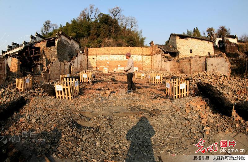 安徽祁门县国保会源堂古戏台失火被毁_新闻