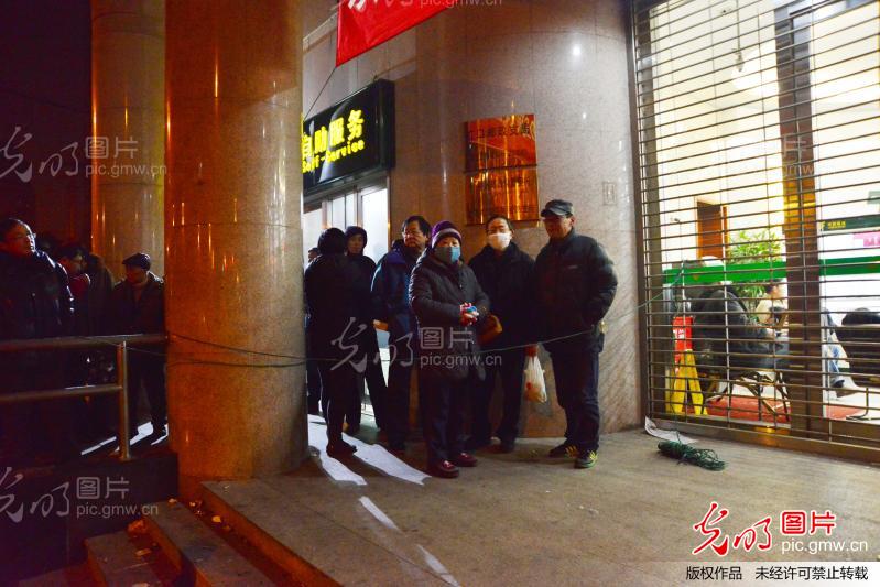 邮迷通宵买马年邮票 邮局开放大厅_新闻