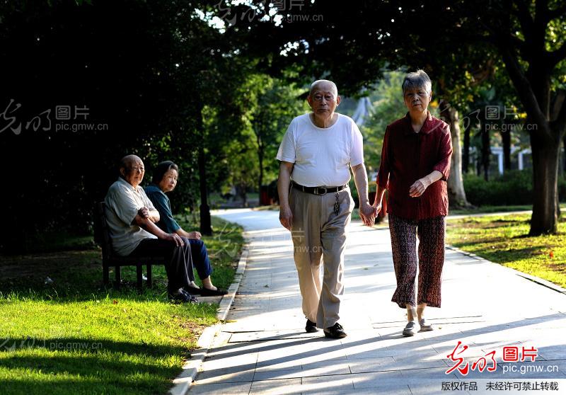 老来伴_“民生影像”--第二届“公益福彩杯”全国摄影大赛_ 光明图片
