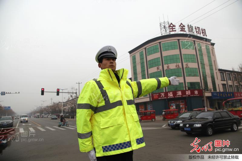 山东费县交警:组织执勤人员在岗实地训练_新闻