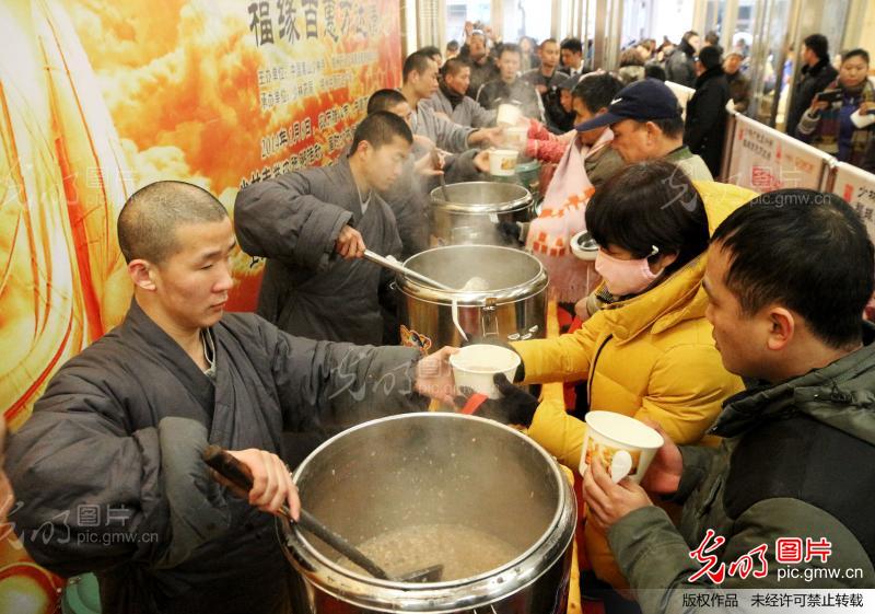 河南郑州﹕少林寺施腊八粥 市民排千米长队_新