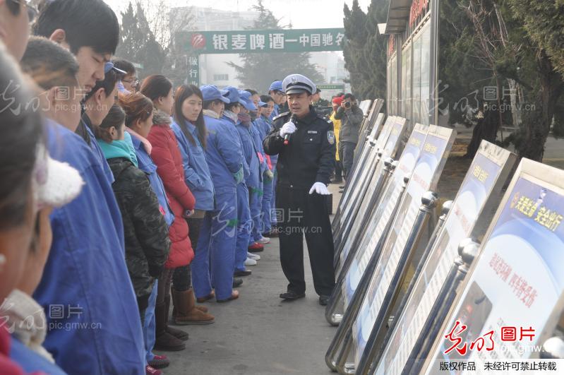 蒙阴交警宣传走进&ldquo;外资企业&rdquo;&ldquo;新银麦啤酒&rdquo;1000职工受教育