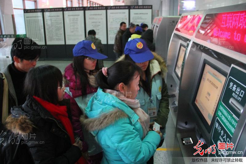 聊城大学:大学生春运助力志愿服务活动_新闻