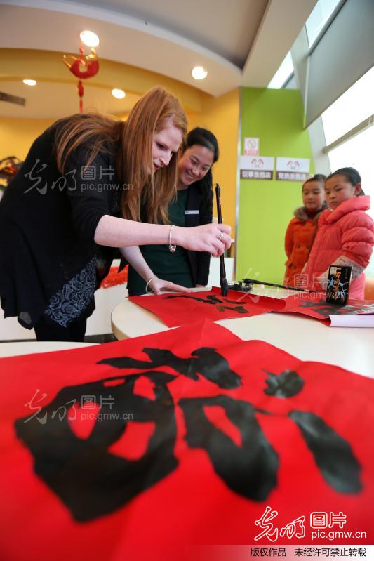 外国友人体验中国新年民俗_新闻