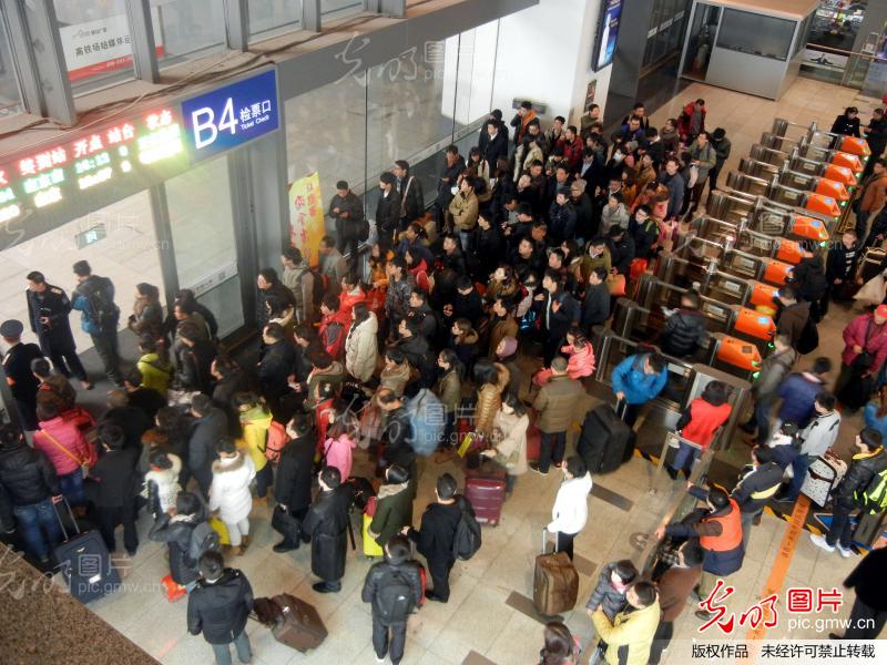 江苏苏州火车站人潮涌
