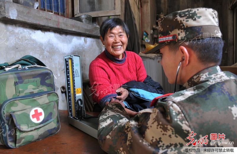 安徽武警:春节健康送百姓农家_新闻