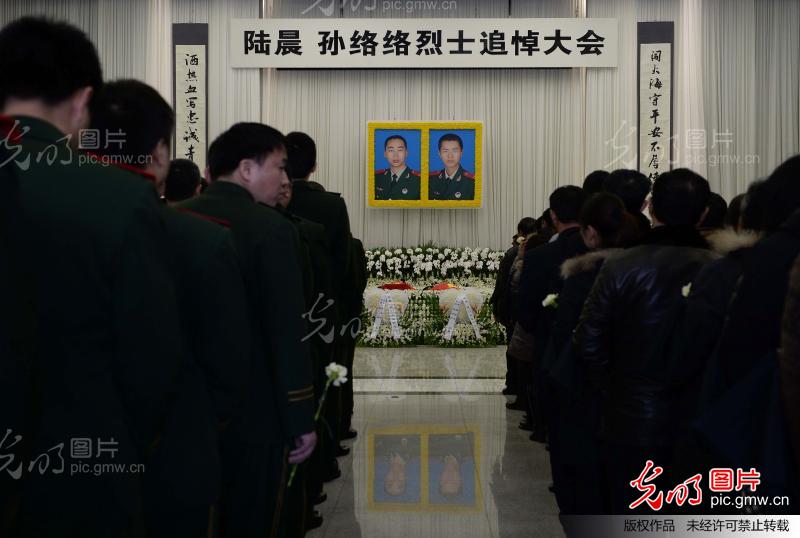 上海近千人送别90后消防员陆晨、孙络络_新闻