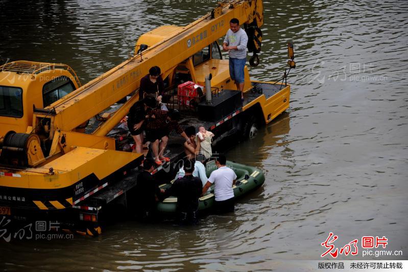 水灾中的志愿者_民生影像--第二届公益福彩