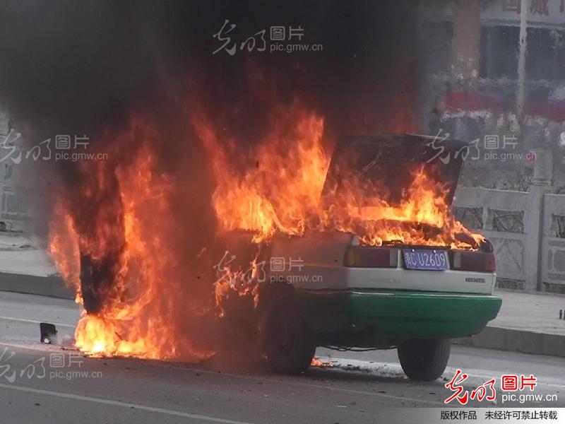 遵义街头:出租车起火变火车 幸无人员伤亡_穆
