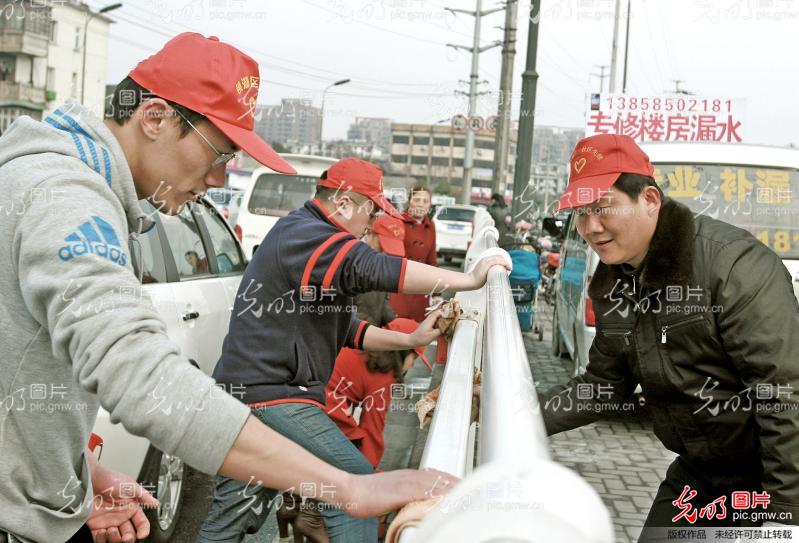 镜湖区党员干部带头参加社区公益劳动_新闻