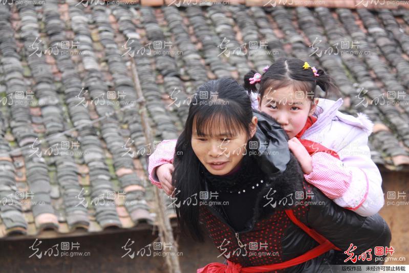 毅然将孩子抱了回来,取名冯欢