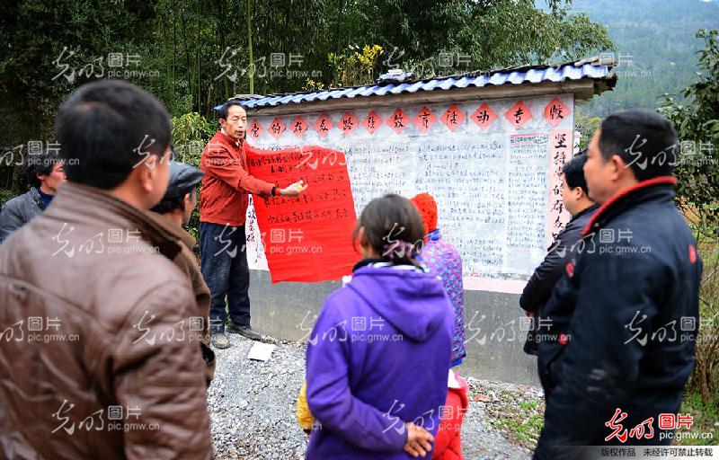 湖北恩施:退休民办教师办墙报宣传社会主义核