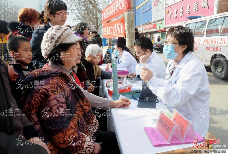 河北新乐:职工医院送医下乡为群众义诊_民生