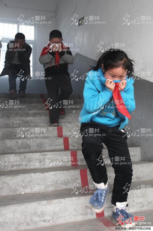 河南:小学生春季消防演练学自救_新闻