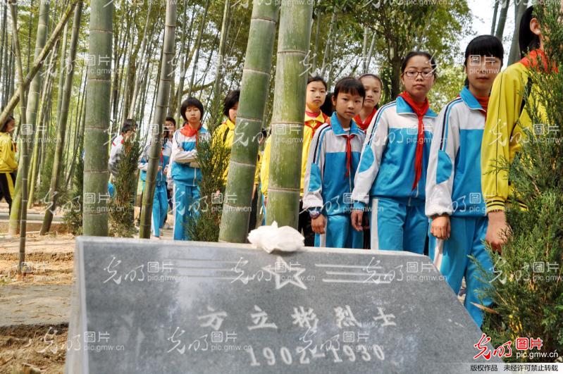 江西遂川:500多名小学生春游明志