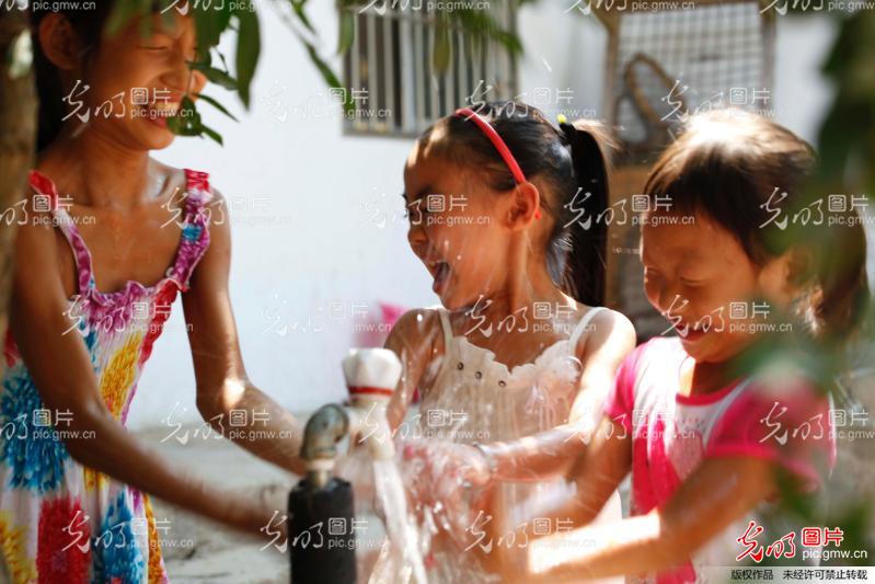 河南平顶山:戏水纳凉高清图片