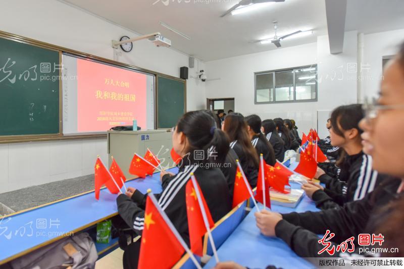 德育为先,邵阳学院开学第一课万人齐唱《我和