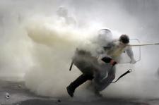 抗议  protest