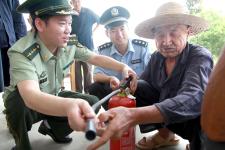 河南温县:民警上门为孤老办理<em>二代身份证</em>_全文