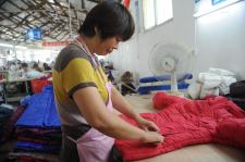 河南汝南县:村里小工厂解决留守妇女大就业_高