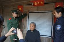 一代身份证将要停用 民警上门为老人办证_新闻