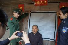 一代身份证将要停用 民警上门为老人办证_新闻