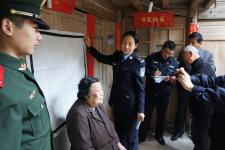 一代身份证将要停用 民警上门为老人办证_新闻