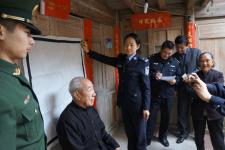 一代身份证将要停用 民警上门为老人办证_新闻