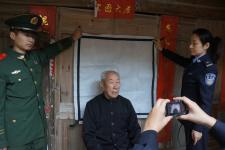 一代身份证将要停用 民警上门为老人办证_新闻