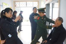 一代身份证将要停用 民警上门为老人办证_新闻