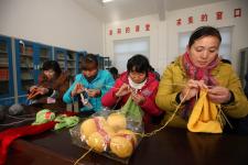 蒙城:爱心妈妈为贫困留守儿童编织御寒<em>毛衣</em>_