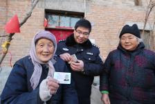 河南滑县:<em>二代身份证</em>送俺家!_新闻--社会_ 光明