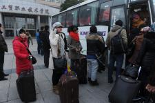 安徽淮南:新疆学生开心返程回家度寒假