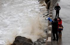 冷空气来袭 连云港沿海巨浪拍岸_新闻--自然环