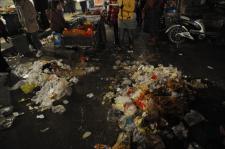 安徽蚌埠小吃街 情人散去 垃圾满地_高建业