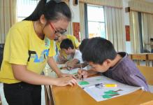 大学生志愿者让农村留守儿童感受精彩暑期_樊