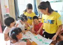 大学生志愿者让农村留守儿童感受精彩暑期_樊