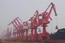 山东日照:港口装卸忙_张磊